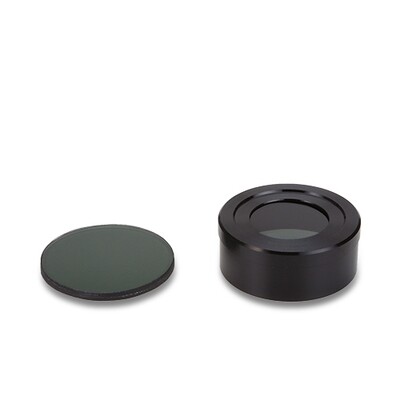 Simpele polarisateset. De analysator wordt geplaatst op het oculair, de 32 mm diameter polarisator wordt geplaatst in de filterhouder