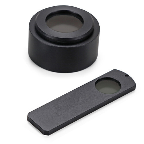 Polarisatieset met analysator in slede en polarisatiefilter wordt geplaatst op het lamphuis