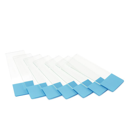 Objectglaasjes 76 x 26 mm, wit glas, kanten geslepen. Een kant blauw. Per 50 stuks verpakt