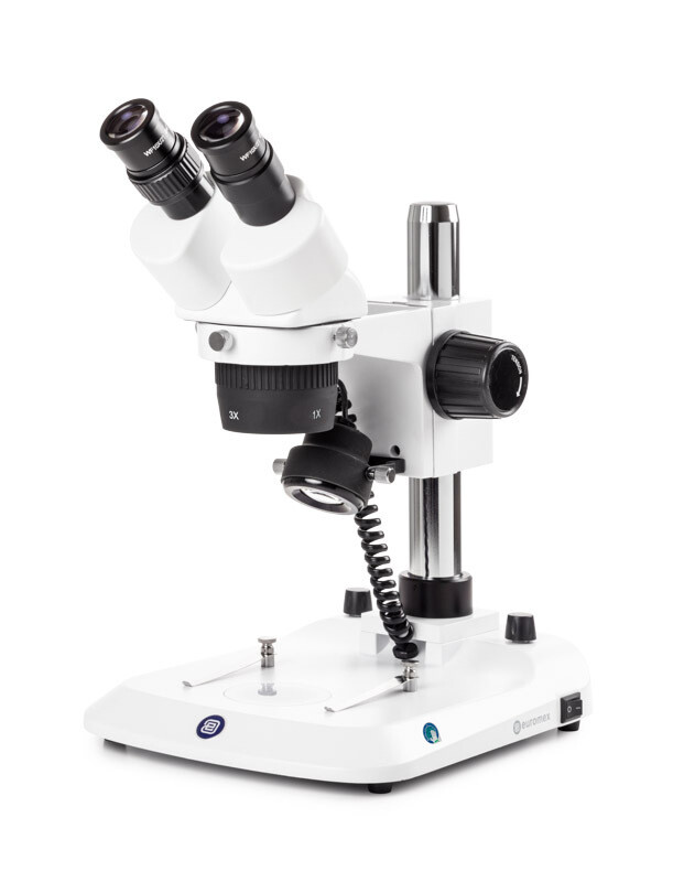 StereoBlue SB.1302‑P Stereomicroscoop Bioculair met  1x/3x objectieven en Kolomstatief met 3 W LED