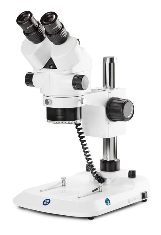 StereoBlue SB.3903‑P Stereomicroscoop Trioculair met 0,7 - 4,5x zoom, Kolomstatief met 3 W LED en 30 LED ringlicht