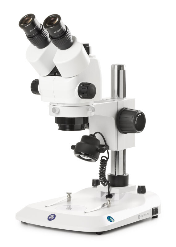 StereoBlue SB.1703‑P Stereomicroscoop Trioculair met 0,5 - 5,5x zoom EVO en Kolomstatief met 3 W LED