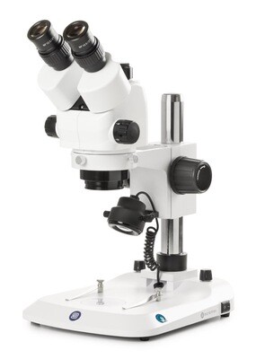 StereoBlue SB.1703‑P Stereomicroscoop Trioculair met 0,5 - 5,5x zoom EVO en Kolomstatief met 3 W LED