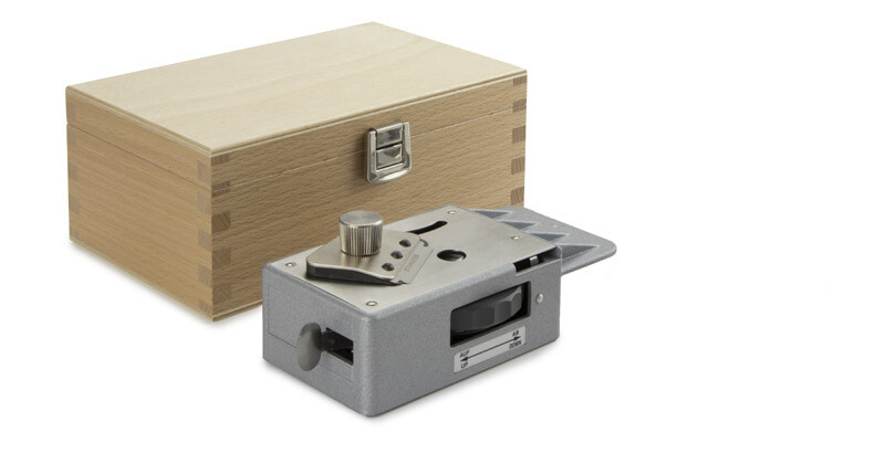 tafelklem, scheermeshouder met houten kist