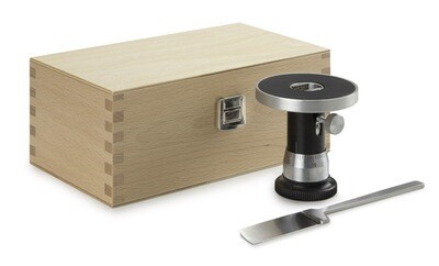 Cilinder Rond Ø 70 mm in hoogste verstelbaar toplaag van zwart glas en micrometerverdeling van 0.01 mm. Met houten opbergkist