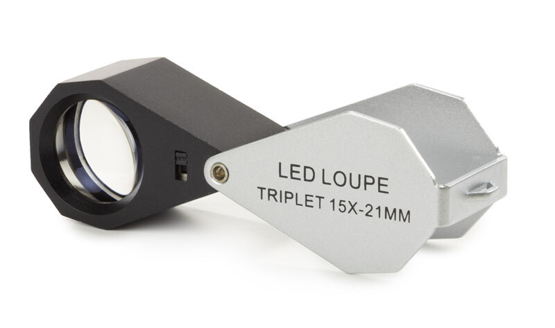 Inslagloep. Vergroting : 15x triplet. Met Achromatisch lens Ø 21 mm. Met witte LED verlichting.