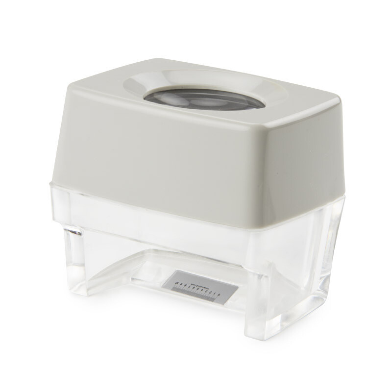 Tafelloep Vergroting 8x. Lensmateriaal : plastic. Beeldveld 30 mm. 10 mm/100 kruisdraad. Lensgrootte Ø 30 mm