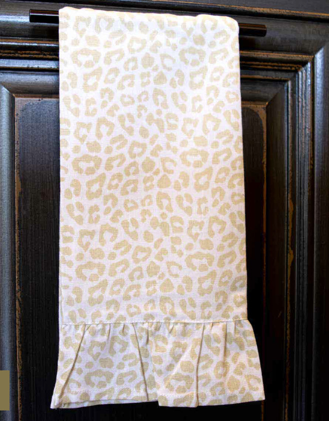 Leopard Ruffle Hand Towel, color: White/Shell