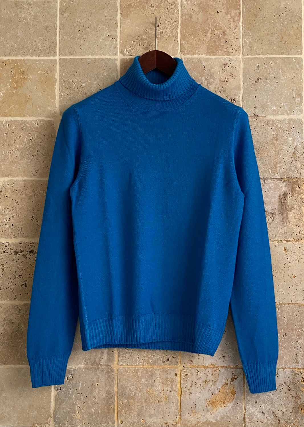 Pull col roulé bleu