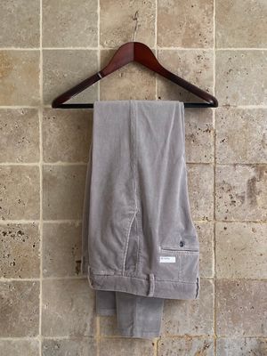 Pantalon en velours côtelé gris
