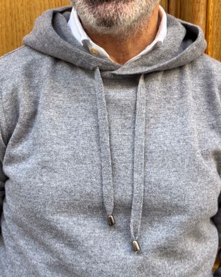 Pull à capuche gris