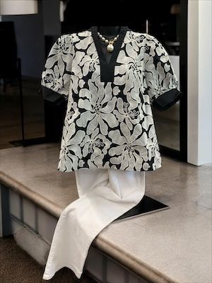 Black/White Floral Top w/puff sleeves
