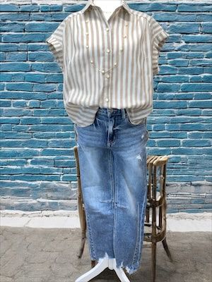 High Rise=Crop Straight Distressed Jean