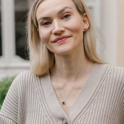 Lumoava Daisy riipus mustalla kivellä