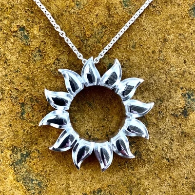 Sassi Design, Aurinko riipus