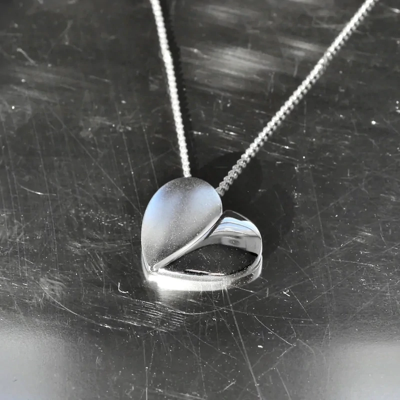 Sassi Design, Hellyys riipus