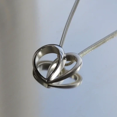 Sassi Design, Onni riipus