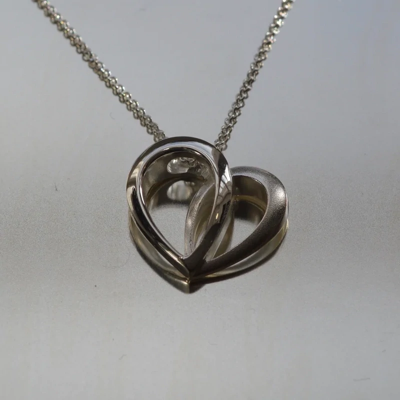 Sassi Design, Onni riipus