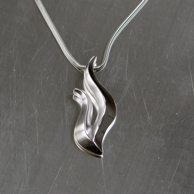 Sassi Design, Tuli riipus