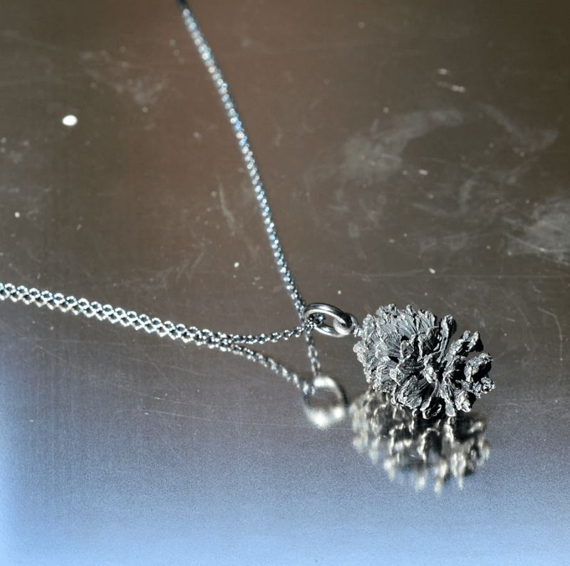 Sassi Design, Hopeakäpy riipus