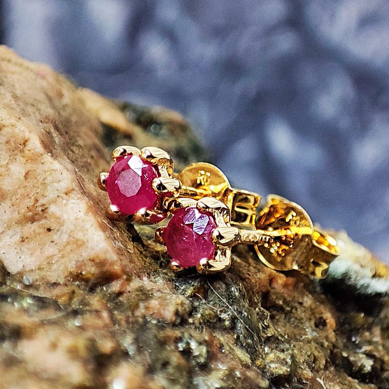 C.Granit rubiinikorvakorut