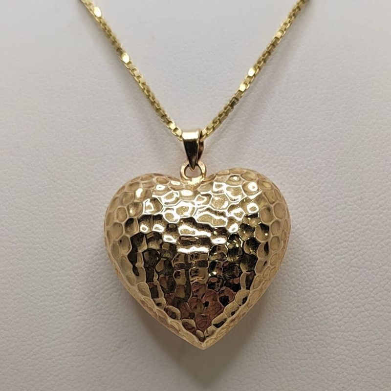 Kultainen sydänriipus