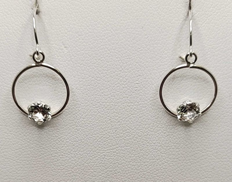 Korvakorut synteettisellä kivellä