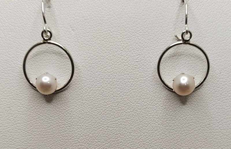 Korvakorut makeanveden helmellä