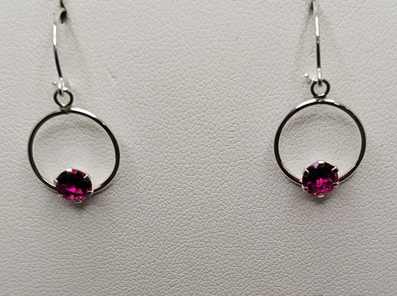 Korvakorut synteettisellä kivellä