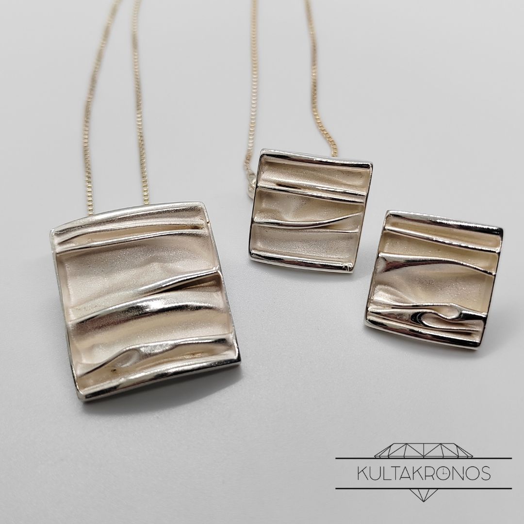 Hopeinen kaulakoru ja korvakorut setti