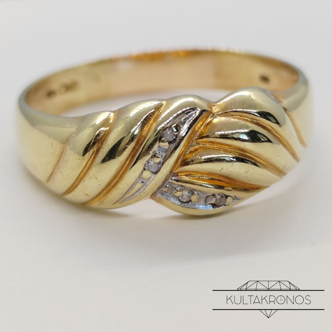 Kultainen sormus timanteilla Kultainen sormus timanteilla