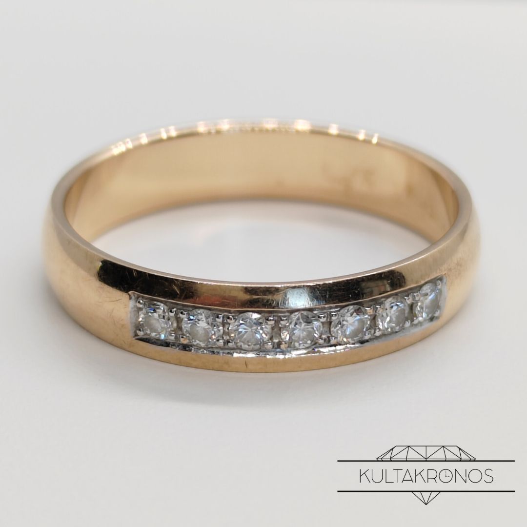 Kultainen timanttisormus Kultainen timanttisormus