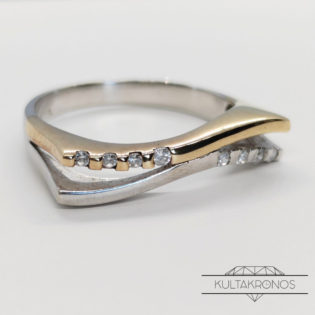 Kaksivärinen timanttisormus Kaksivärinen timanttisormus