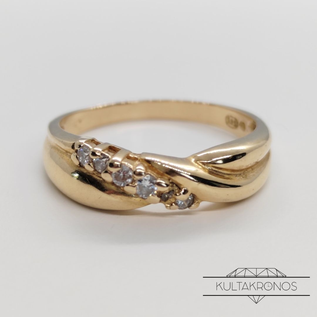 Kultainen sormus timanteilla Kultainen sormus timanteilla