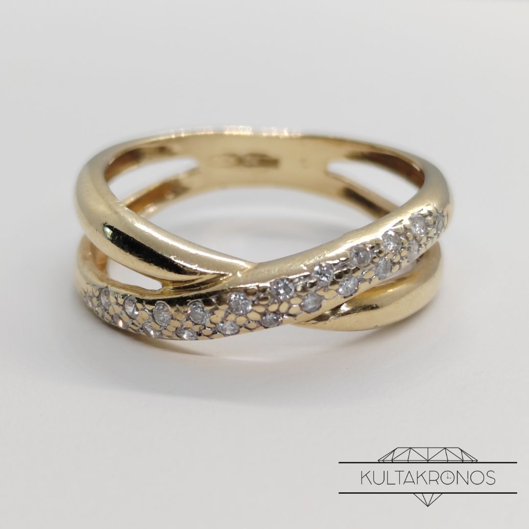 Kultainen timanttisormus Kultainen timanttisormus