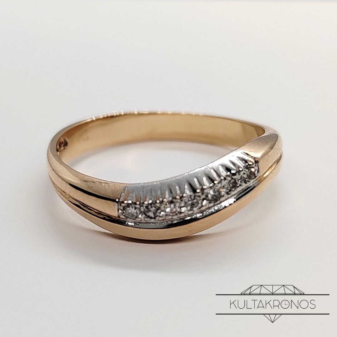 Kultainen sormus timanteilla Kultainen sormus timanteilla