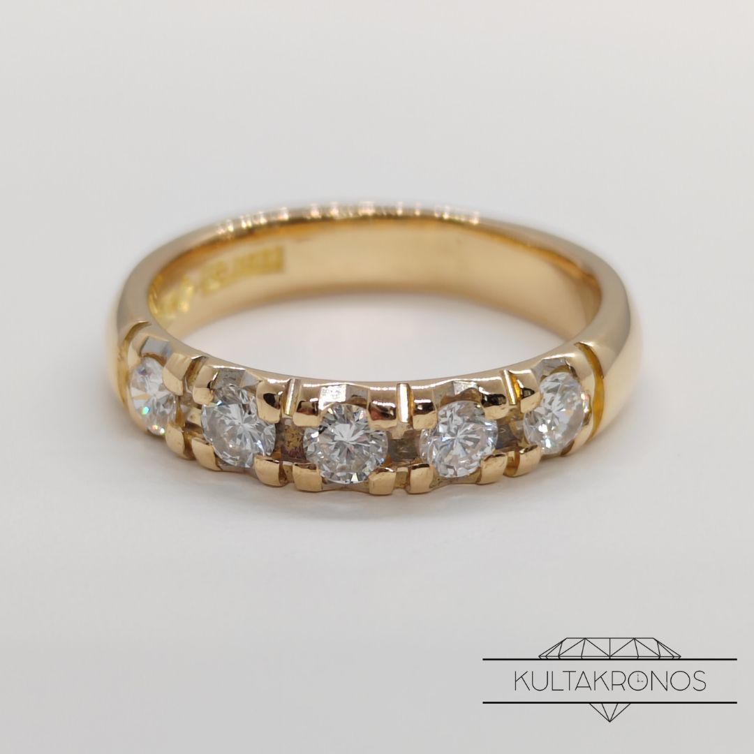 Kultainen timanttisormus Kultainen timanttisormus