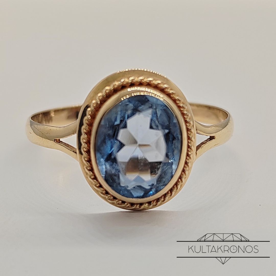 Kultainen akvamariini sormus Kultainen akvamariini sormus