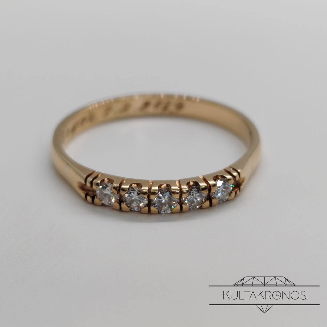 Kultainen timanttisormus Kultainen timanttisormus