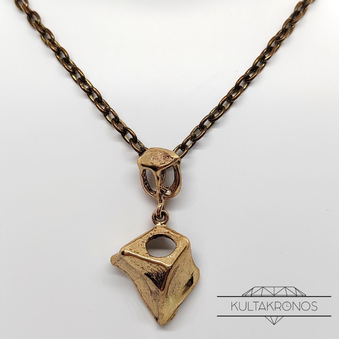 Veistoksellinen pronssikaulakoru