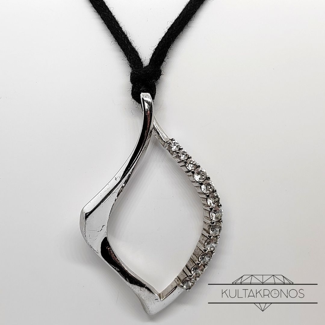 Hopeariipus koristekivillä Hopeariipus koristekivillä