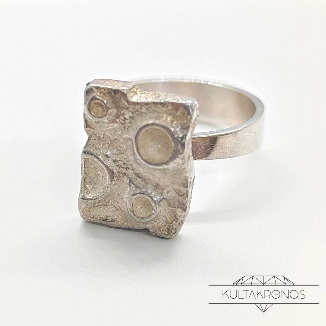 Hopeinen sormus - 1969