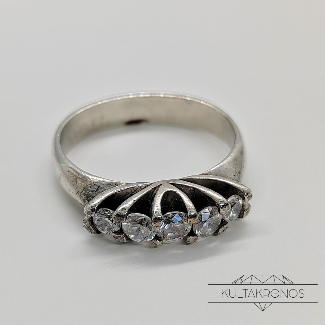 Hopeinen sormus kivillä Hopeinen sormus kivillä