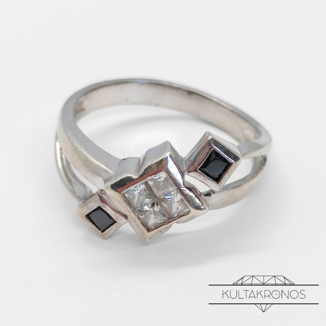 Hopeinen sormus kivillä