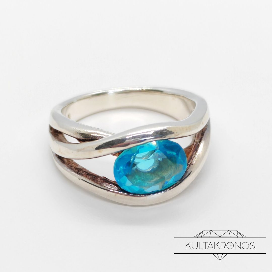 Hopeinen sormus turkoosilla kivellä