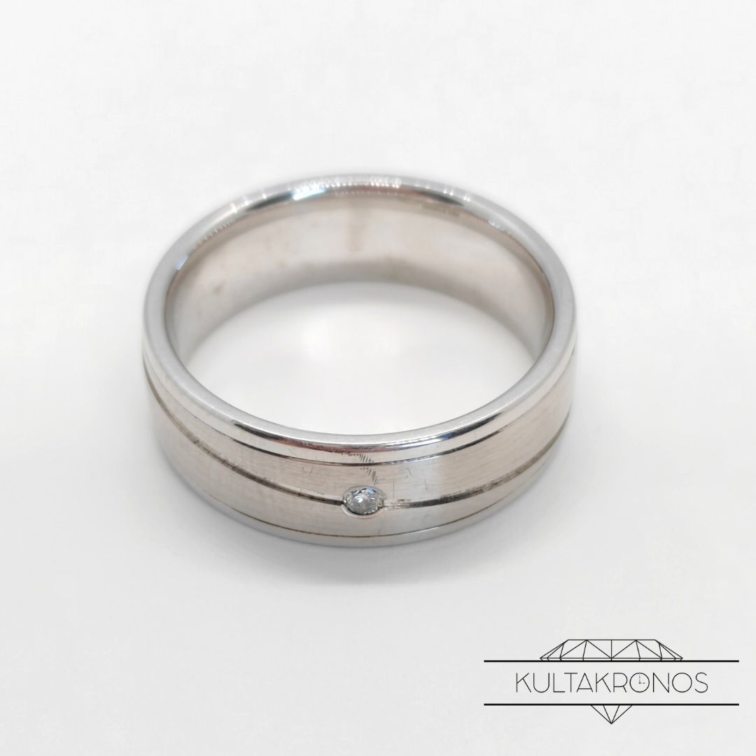 Hopeinen sormus timantilla Hopeinen sormus timantilla