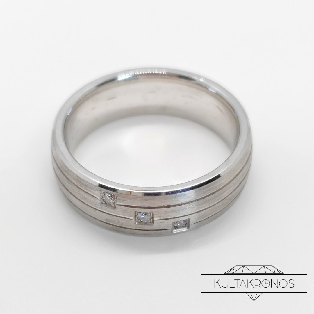 Hopeinen timanttisormus Hopeinen timanttisormus