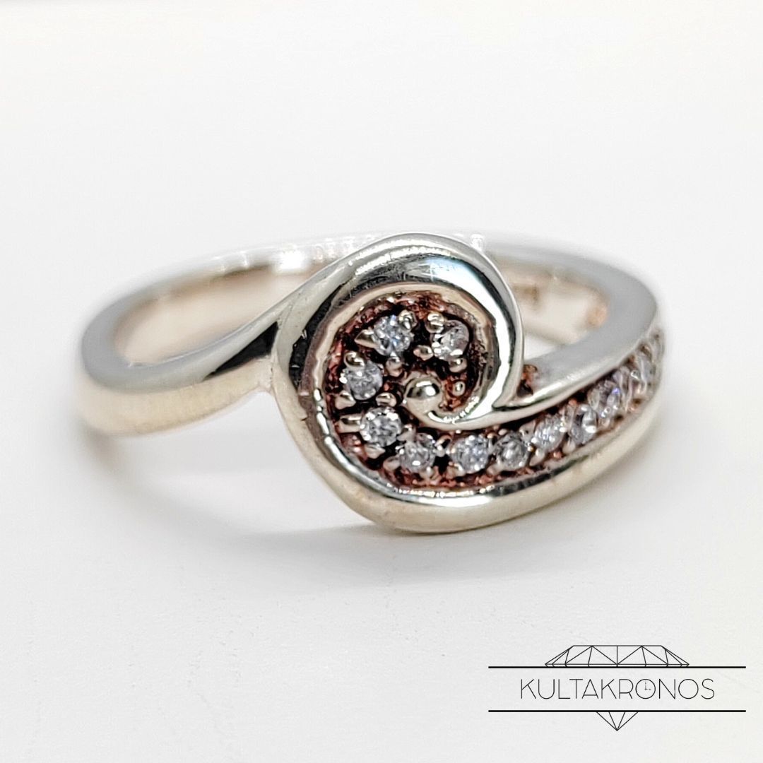 Hopeinen sormus kivillä Hopeinen sormus kivillä