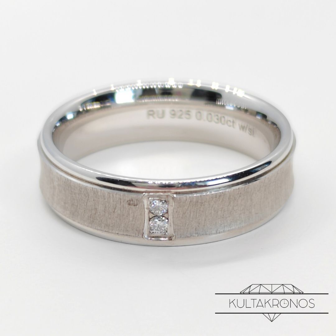 Hopeinen sormus timanteilla Hopeinen sormus timanteilla