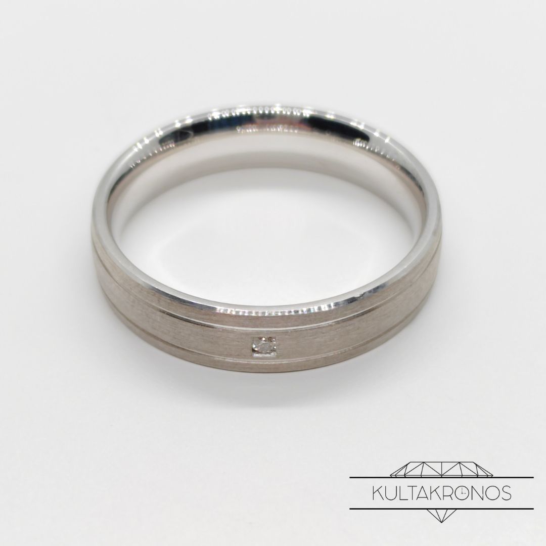 Hopeinen timanttisormus Hopeinen timanttisormus